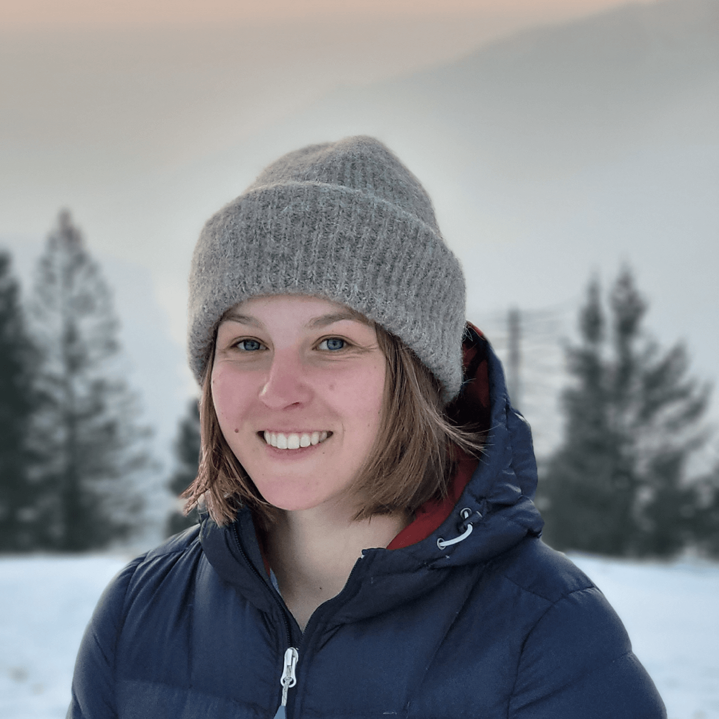 Anna_Lena lächelt vor schneeigem Hintergrund