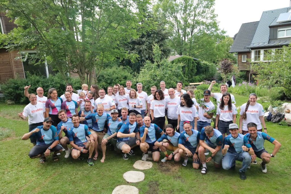 XtraMile Athleten und Begleitteam im Garten Gruppenfoto